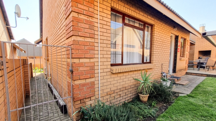 2 Bedroom Property for Sale in Langenhovenpark Free State